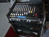 tout un tas d'appareils électroniques posés sur une table