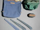 Plusieurs cravates, un sac et une cravate sont disposés sur une table