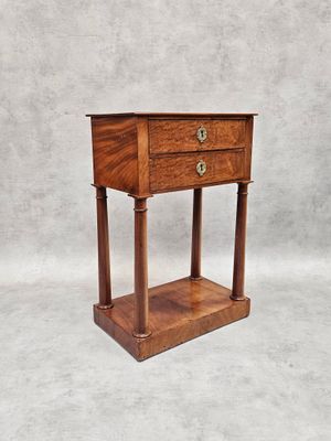 une petite table en bois surmontée d'un tiroir