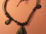 un collier en forme de cœur orné d'une pierre verte