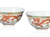 une paire de bols orange et blancs ornés de motifs représentant des dragons