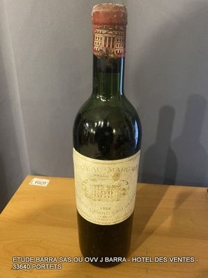 une bouteille de vin posée sur une table