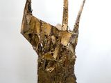 une sculpture représentant un oiseau, réalisée en métal