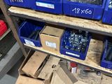 de nombreuses caisses d'outils posées sur une étagère dans un garage
