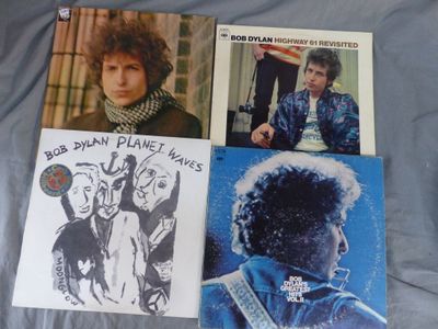 trois pochettes d'albums différentes représentant Bob Dylan jouant du blues sur un lit