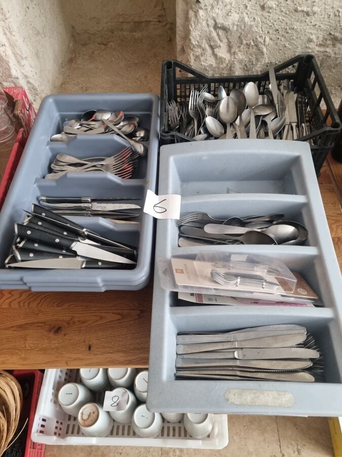 1 lot de couverts en inox (couteaux, fourchettes, cuillères …