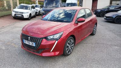 une voiture rouge garée dans un parking