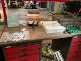 un établi avec de nombreux outils