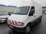 une camionnette blanche garée dans un parking