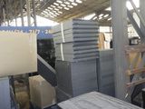 une grande pile de cartons, les uns sur les autres, dans un entrepôt