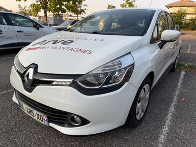 une voiture blanche garée dans un parking