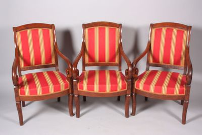 trois chaises en bois recouvertes d'un tissu à rayures rouges et jaunes