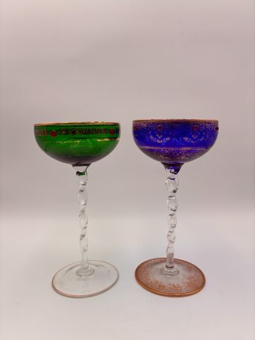 Deux grands verres sur pied torsadé en cristal coloré bleu et ver...