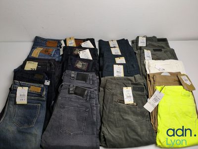beaucoup de jeans pour hommes sur la table
