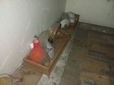 une photo d'une salle de bains avec des toilettes et un lavabo