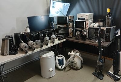 beaucoup d'appareils électroniques posés sur une table dans une pièce