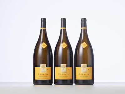 trois bouteilles de vin posées sur une table