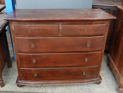 une commode en bois à trois tiroirs, surmontée d'un miroir