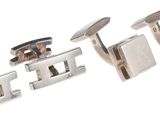 trois paires de boutons de manchette sur lesquelles figurent les lettres v et v