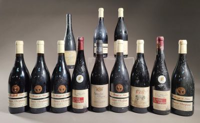 six bouteilles de vin sont alignées sur une table