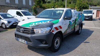 un camion qui est garé dans un parking
