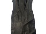 une robe en cuir noir sur fond blanc