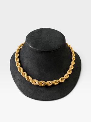 un chapeau noir surmonté d'un collier en corde dorée