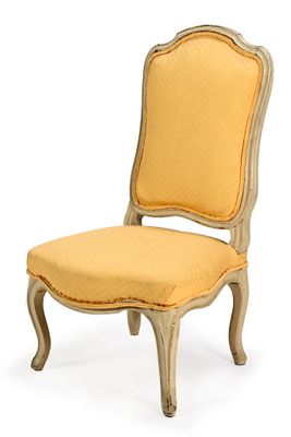 une image représentant une chaise dont l'assise est recouverte d'un tissu jaune