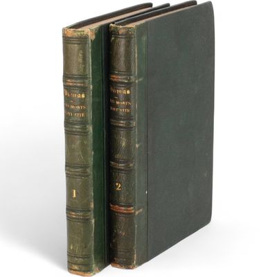 deux livres verts posés l'un sur l'autre sur une surface blanche