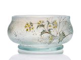 un saladier en verre orné d'un motif floral