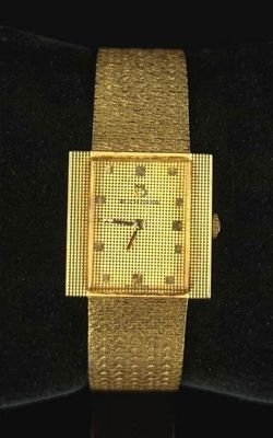 une image d'un gros plan d'une montre-bracelet sur une surface noire