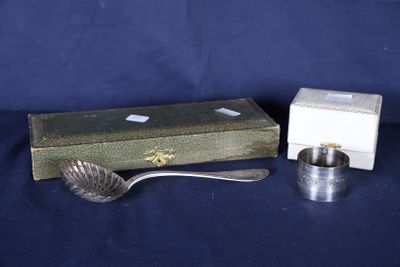 une cuillère en argent et une boîte contenant une cuillère