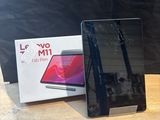 une boîte contenant un téléphone portable et un porte-clés, posée sur une table