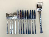 beaucoup de fourchettes et de cuillères sur la table