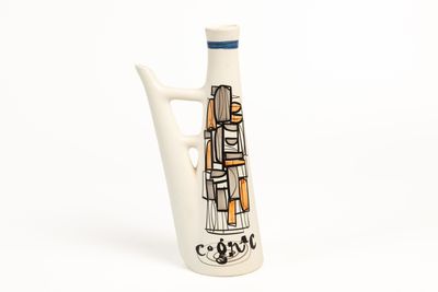 un vase blanc orné d'une illustration représentant des livres