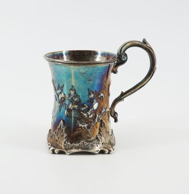 une image représentant une tasse argentée et bleue ornée d'un motif représentant un cheval