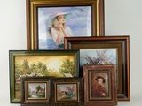 de nombreuses photos encadrées d'une femme accrochées au mur