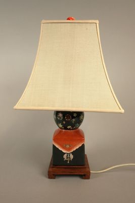 une lampe posée sur une table