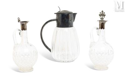 trois vases en verre et un pichet en verre sur fond blanc