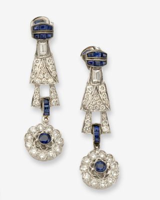 une paire de boucles d'oreilles en saphir et diamant