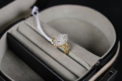 une bague qui se trouve dans une boîte sur une table