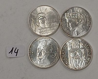 quatre types différents de pièces d'argent sont représentés sur un fond blanc