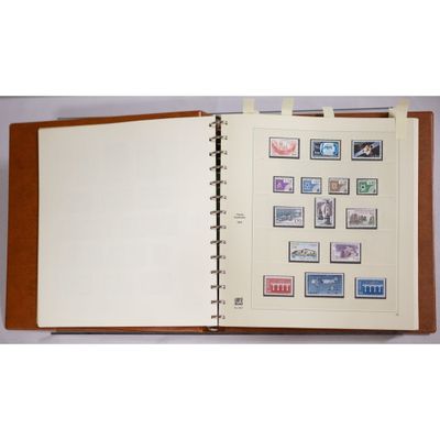 un livre ouvert avec des timbres, posé sur une table