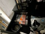 une personne assise à une table, avec une tasse de café devant elle