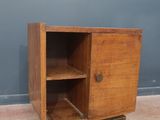 un petit meuble en bois surmonté d'une étagère