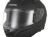 le casque est noir et comporte un étau transparent