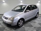 la photo d'une voiture argentée garée dans un garage