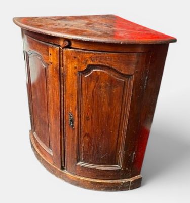 un petit meuble en bois avec un dessus rouge posé sur une surface blanche
