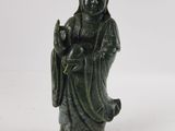 l'image d'une statue représentant une femme tenant un bébé dans ses bras