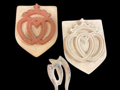 2 blasons (H 12 cm) et une colombe en terre cuite patiné